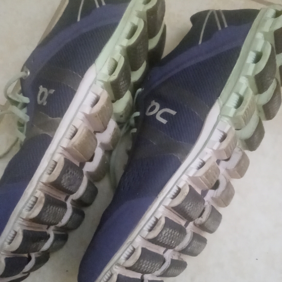 On cloud sneakers size 7.5 - Picture 3 of 4